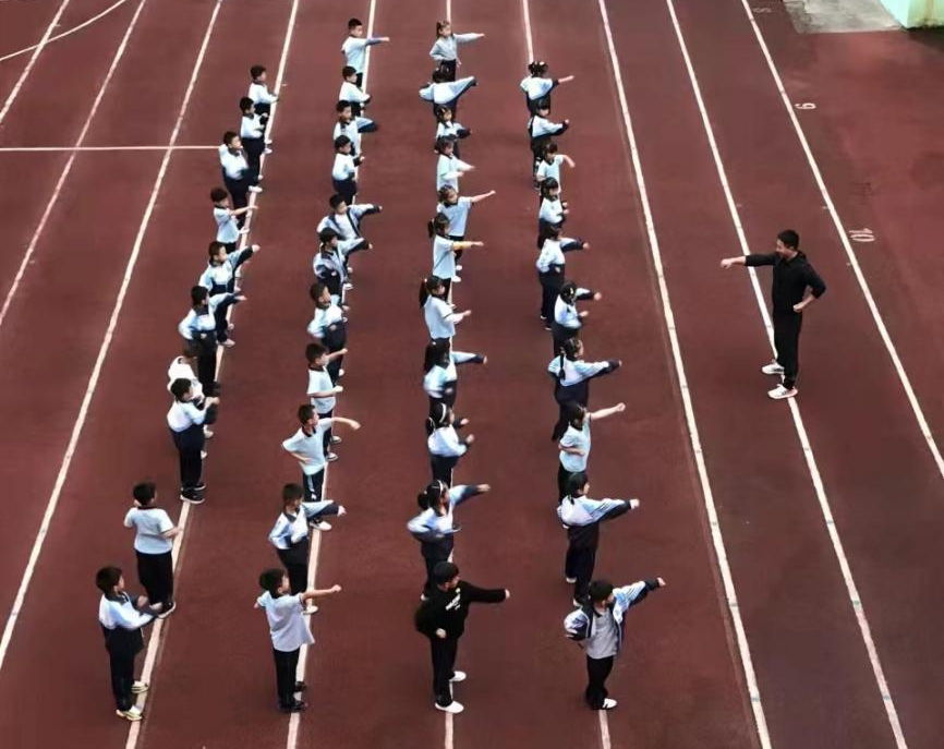 图：龙泉市实验小学托管学生在体能训练